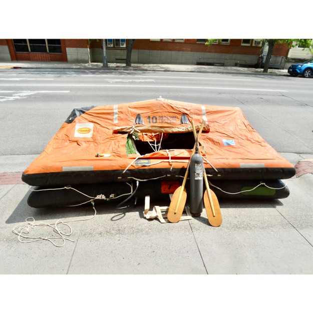 Inflatable emergency raft